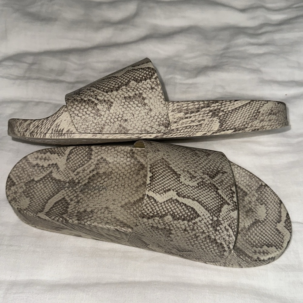 Reptile Pattern Slide Sandals - Picture 4 of 7